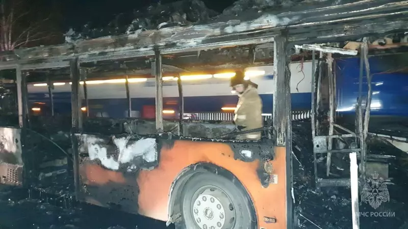 Пассажирский автобус вспыхнул на ходу в Нижнем Новгороде