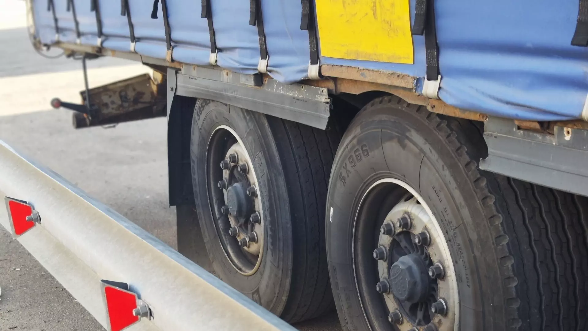 Военный грузовик улетел в кювет в Нижегородской области